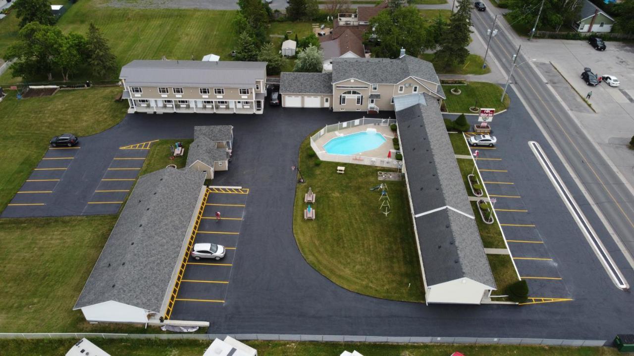 Fox Motor Inn Greater Napanee Экстерьер фото