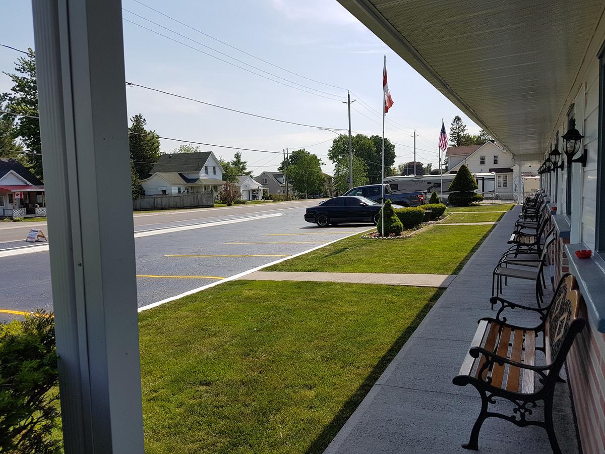 Fox Motor Inn Greater Napanee Экстерьер фото