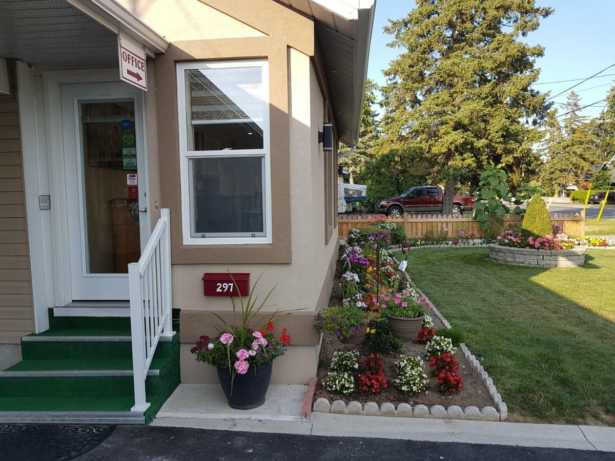Fox Motor Inn Greater Napanee Экстерьер фото
