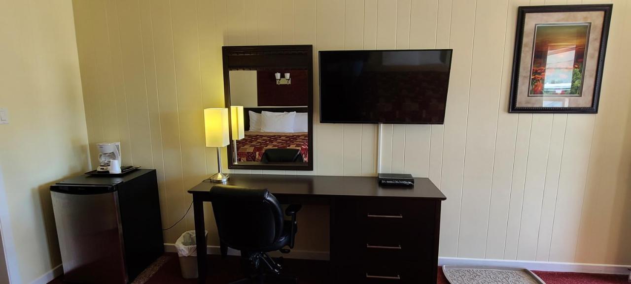 Fox Motor Inn Greater Napanee Экстерьер фото